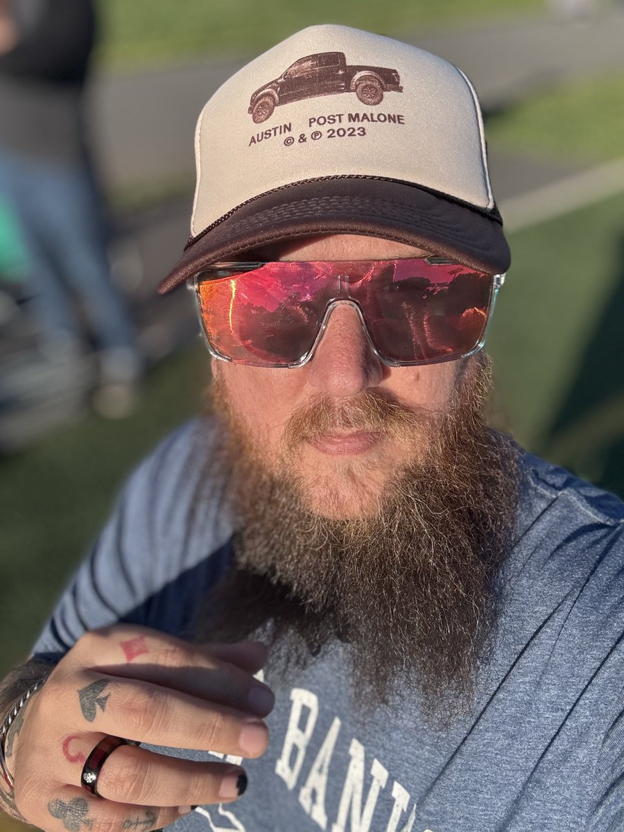 I stole 7s sunglasses then surprised myself with a selfie 😏