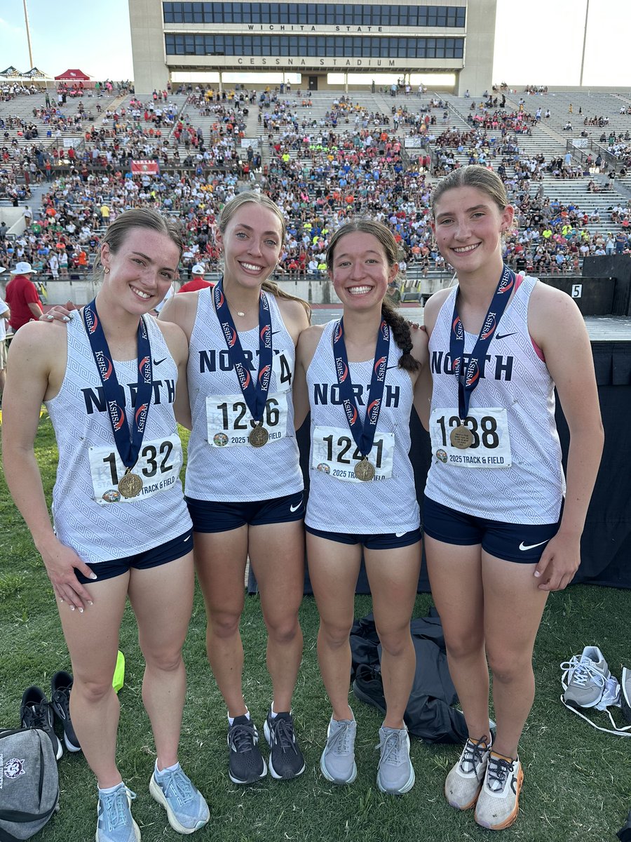 TrackInKansas's tweet image. 6A Girls 4x400m relay state champions🥇

Emma Ramboldt, Audrey Brown, Evie Kincaid, and Delia Gregory from Blue Valley North wins the 6A girls 4x400m relay with a time of 3:54.20. #sportsinkansas