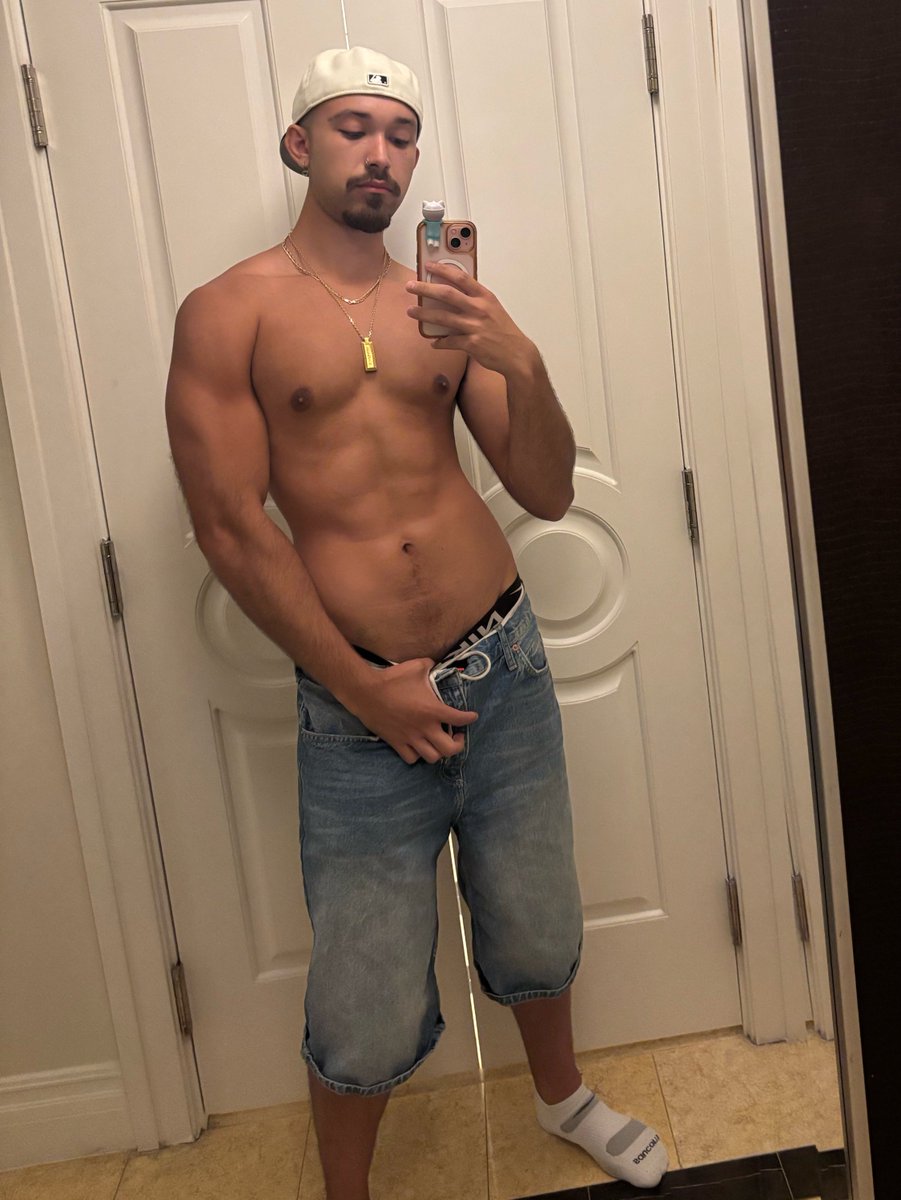 touchnick's tweet photo. insta vs twitter https://t.co/dI11BRzOQ4