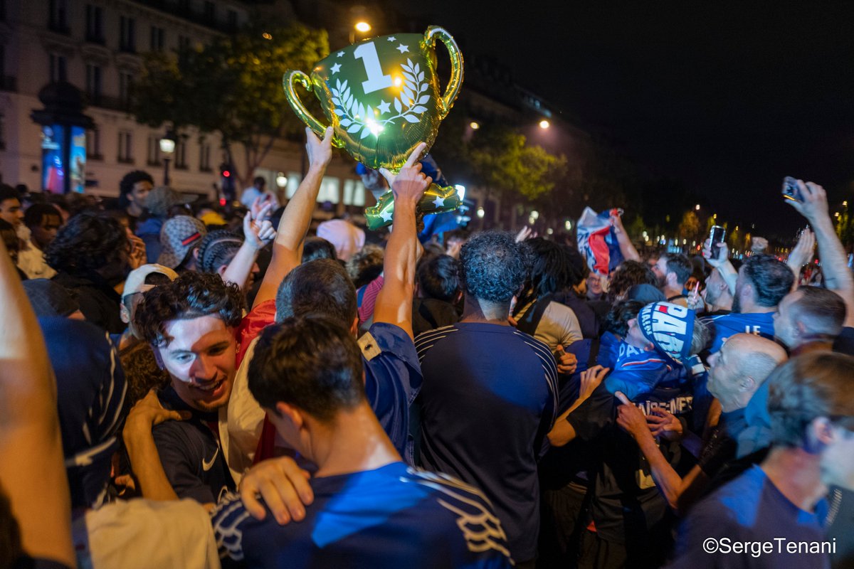 #parissaintgermain #championsleague #champselysees #PSG #leicaq