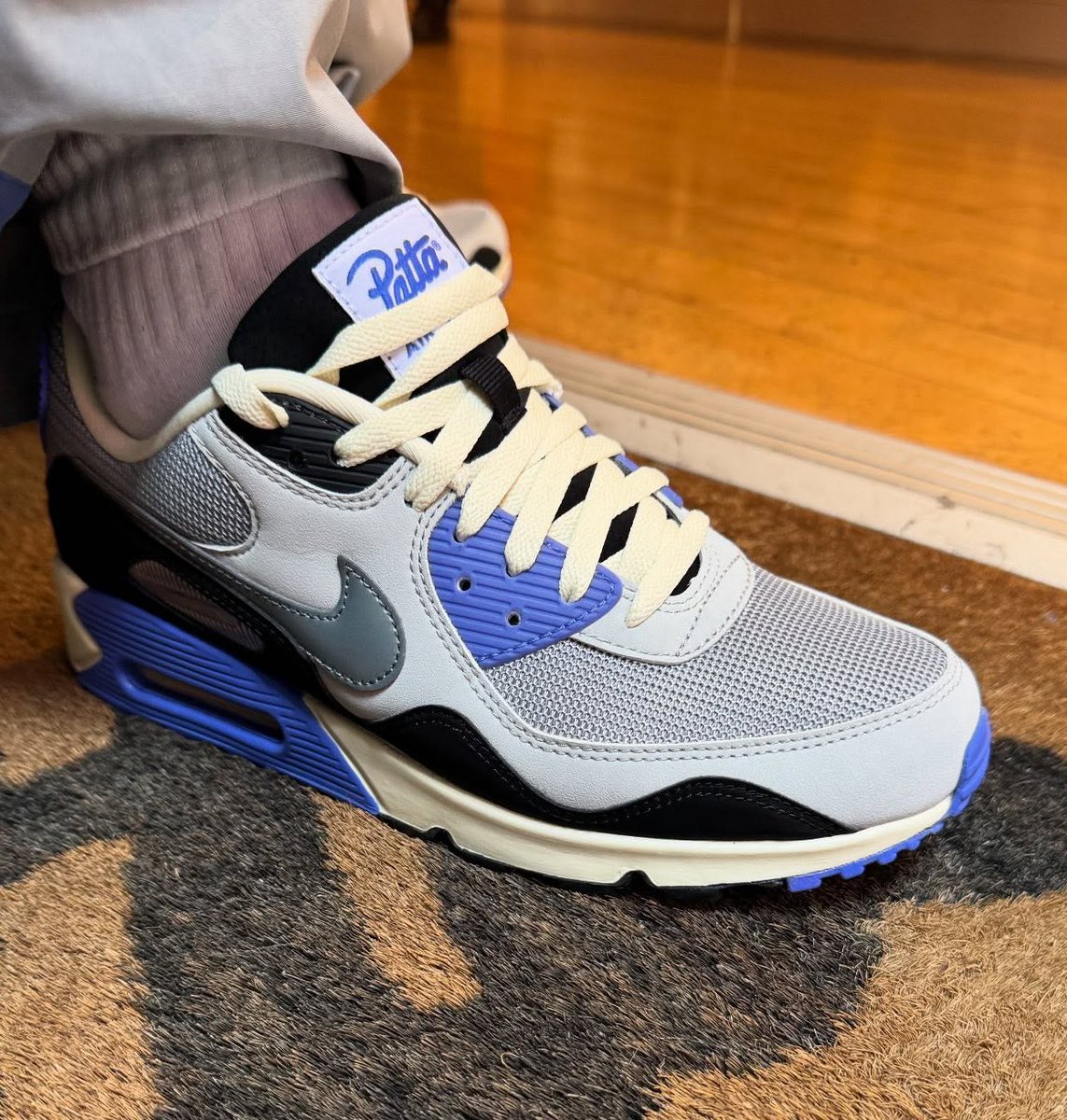 air max 90 royal on feet
