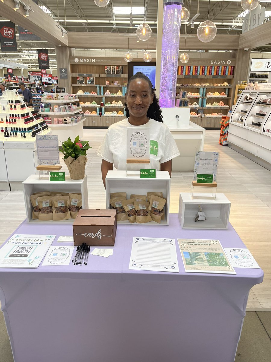 Beautynblingxo's tweet photo. @HyVee WRAP! 🎉 Today was a HUGE, legendary moment for Nourish &amp; Glow's first sales! #MapleBaconBliss was a total PHENOMENON! 💥 Lots of questions about more flavors... 😉 Got somethin' GAME-CHANGING up my sleeve for next time! Thanks, KC! ❤️ #NourishAndGlow #FirstSales https://t.co/2YkDIVh5Fk