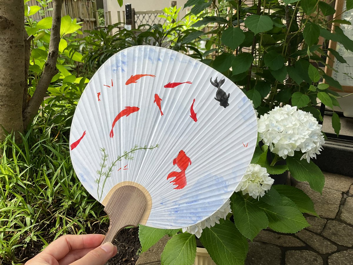 kaburaki_museum's tweet photo. 【今日から受付】6/22(日)に開催する日本画ワークショップ「日本画材を使って、団扇に絵を描こう」の受付が始まりました。13時、15時ともまだ空きがありますので、参加ご希望の方はお電話（0467-23-6405）ください。
#鎌倉 #日本画 #鏑木清方 #ワークショップ https://t.co/e7Z9GhvLmH