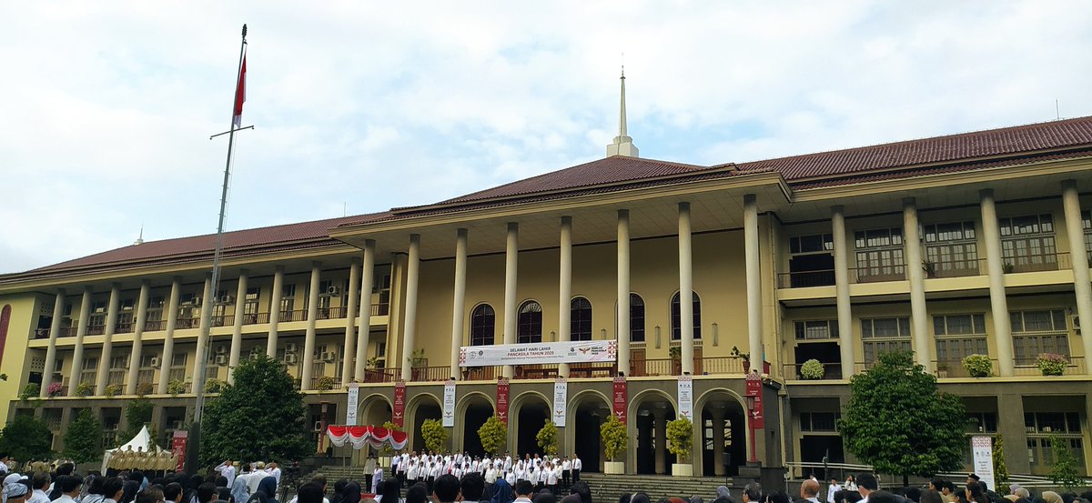 Selamat Hari Lahir Pancasila
"Memperkokoh Ideologi Pancasila Menuju Indonesia Raya"