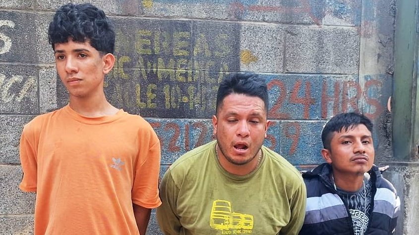 Puro Frijol (@oco_motora) on Twitter photo Asalta buses otra vez capturados!!!
Mynor Ovidio López Cheley, 6 veces capturado. Victor David Escobar González, 2 veces capturado y Nehemias Gabriel Cocigua Martin, 2 veces capturado y un menor
📷 <a href="/juanVictorCas1/">JuanVictorC</a>
x.com/PNCdeGuatemala… Asalta buses otra vez capturados!!!
Mynor Ovidio López Cheley, 6 veces capturado. Victor David Escobar González, 2 veces capturado y Nehemias Gabriel Cocigua Martin, 2 veces capturado y un menor
📷 <a href="/juanVictorCas1/">JuanVictorC</a>
x.com/PNCdeGuatemala…