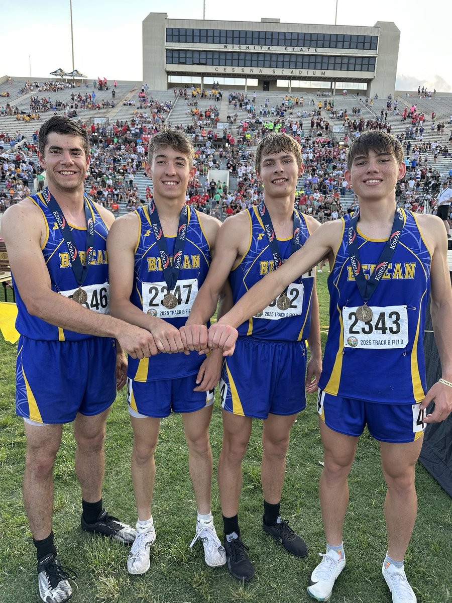 TrackInKansas's tweet image. 2A Boys 4x400m relay state champions🥇

Randall Thiessen, Aiden Fasnacht, Titus Veer, and Ryley Busenitz from Elbing- Berean Academy win the 2A boys 4x400m relay with a time of 3:25.85. #sportsinkansas