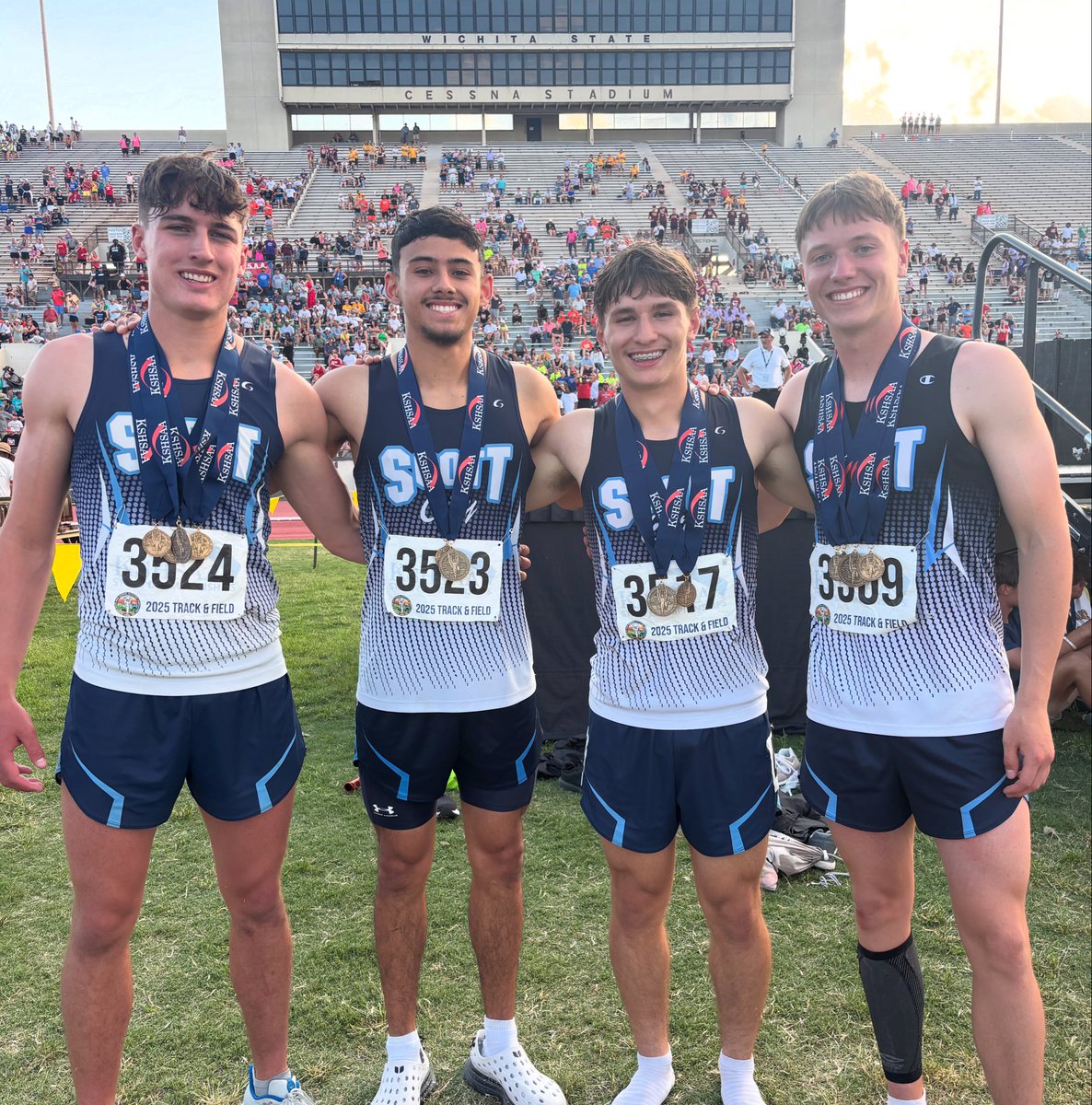 TrackInKansas's tweet image. 3A boys 4x400m state champions 🥇

Scott Community relay group of Peyton Bergner, Alex Tarango, Martin Purma, and Camden Vulgamore wins the 3A boys 4x400m with a state meet record breaking time of 3:20.82. #sportsinkansas