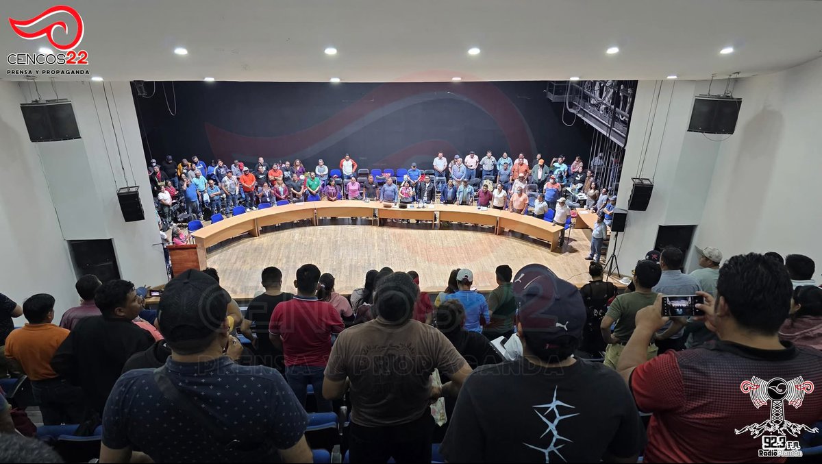 SE ESTÁN DANDO CON TODO (políticamente) EN LA ASAMBLEA de la Sección 22 del SNTE-CNTE. UNOS buscan echar atrás la consulta que definió LEVANTAR paro y plantón; otros quieren irse por desgaste del movimiento
A la dirigencia que encabeza Yenny Pérez Martínez no le pinta nada bien..