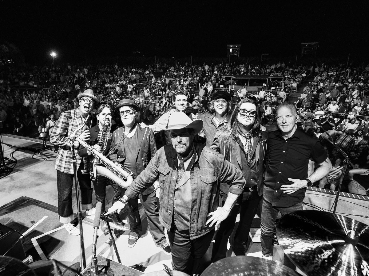 The Mavericks (@mavericksmusic) on Twitter photo Friday night in Southaven! ๐ณ Thanks to everyone who came out!
๐ธ <a href="/habanamenex/">Alejandro Menendez Vega</a> #themavericks #DwightYoakam #thecosmicroundupandrodeotour Friday night in Southaven! ๐ณ Thanks to everyone who came out!
๐ธ <a href="/habanamenex/">Alejandro Menendez Vega</a> #themavericks #DwightYoakam #thecosmicroundupandrodeotour