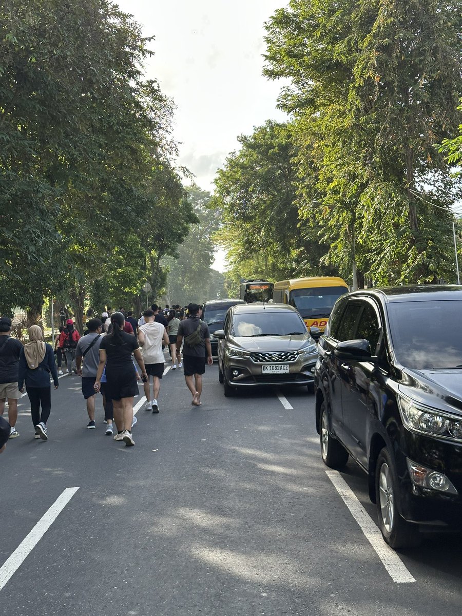 CFD: Car Free Day
Macet: Car Full Day 🤣