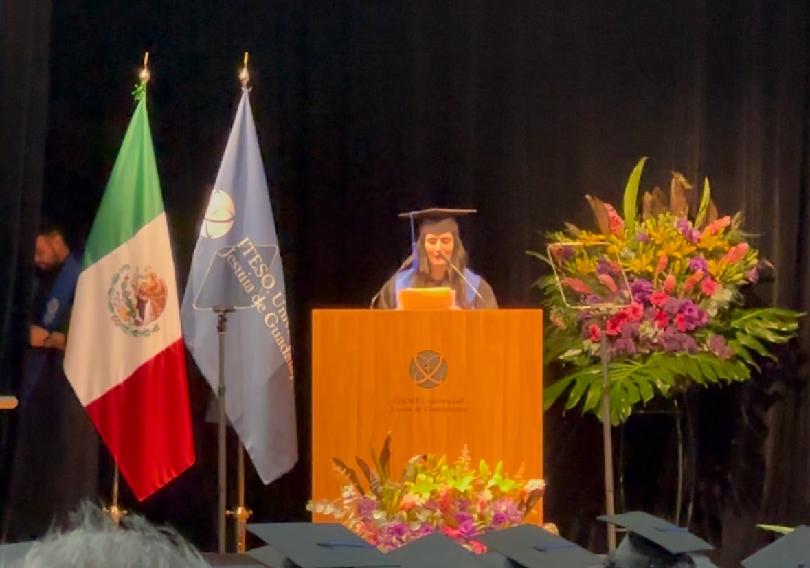 Tenemos nueva colega en casa, un orgullo, salió arquitecta como sus padres y un poco abogada como su abuelo materno, dio un extraordinario discurso a nombre de los alumnos de arquitectura.