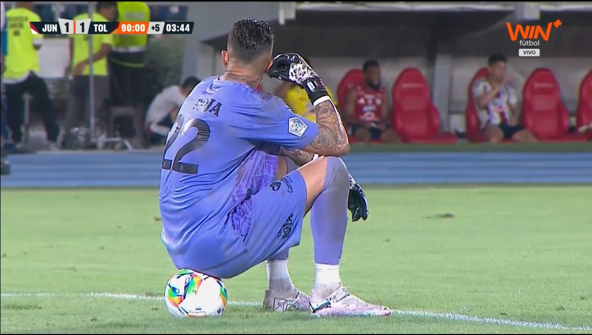 donde nos llegue a sacar campeones toca hacerle una estatua al igual que al Senador. Está solo.