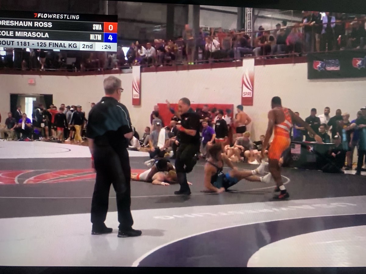 The referee on tge adjacent mat had “eyes in the back of his head” and “avoided being sidelined 9-12 months” with a blown ACL! Dude’s crafty! 🤘🏻⁦<a href="/USAWrestling/">USA Wrestling</a>⁩ ⁦<a href="/FloWrestling/">FloWrestling</a>⁩