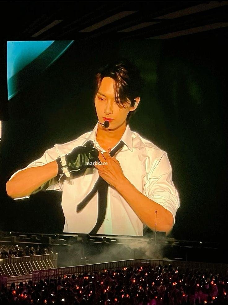 moonlit_junhui's tweet photo. It's Junhui's birth month, so here's Junhui on big screen!!! 💙😺

#seventeen #seventeenedit #jun #junedit #junhui #wenjunhui #moonjunhui #svt #sebong #seventeenedits https://t.co/VRD1La7ljx