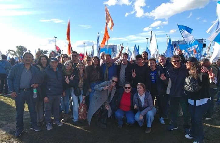 Hay futuro y es con <a href="/Kicillofok/">Axel Kicillof</a>. Junto a <a href="/JavoRodriguezL/">Javier Rodríguez</a> participamos del plenario del <a href="/MOVIMIENTODAF/">Movimiento Derecho al Futuro</a> en la Mesa de Producción y Trabajo.

#EsConAxel #DerechoAlFuturo #PBA