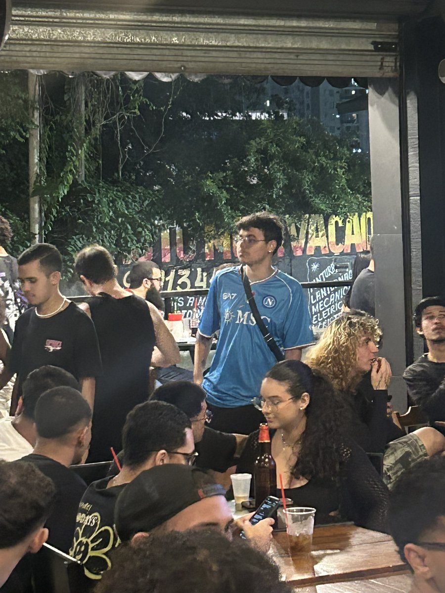 Esse menino tem uma cerveja de graça por conta da casa aqui