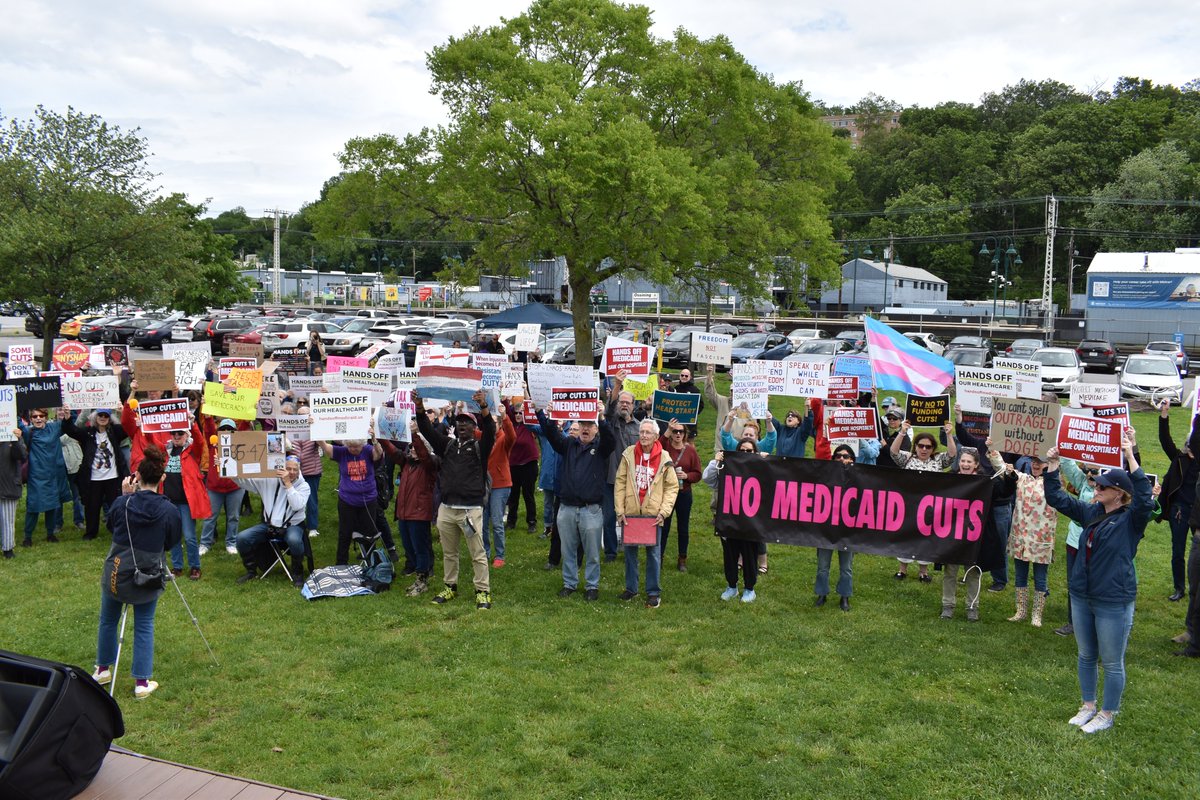 ESVoices's tweet image. Today, Empire State Voices joined our friends at @CWADistrict1, @westputwfp, @ccohope, and @MaketheRoadNY for a rally in Ossining, NY.
Mike Lawler just voted to cut Medicare, Medicaid, and SNAP—all in order to fund tax breaks for the rich!
The people of NY-17 say HELL NO!