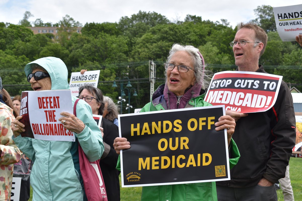 ESVoices's tweet image. Today, Empire State Voices joined our friends at @CWADistrict1, @westputwfp, @ccohope, and @MaketheRoadNY for a rally in Ossining, NY.
Mike Lawler just voted to cut Medicare, Medicaid, and SNAP—all in order to fund tax breaks for the rich!
The people of NY-17 say HELL NO!