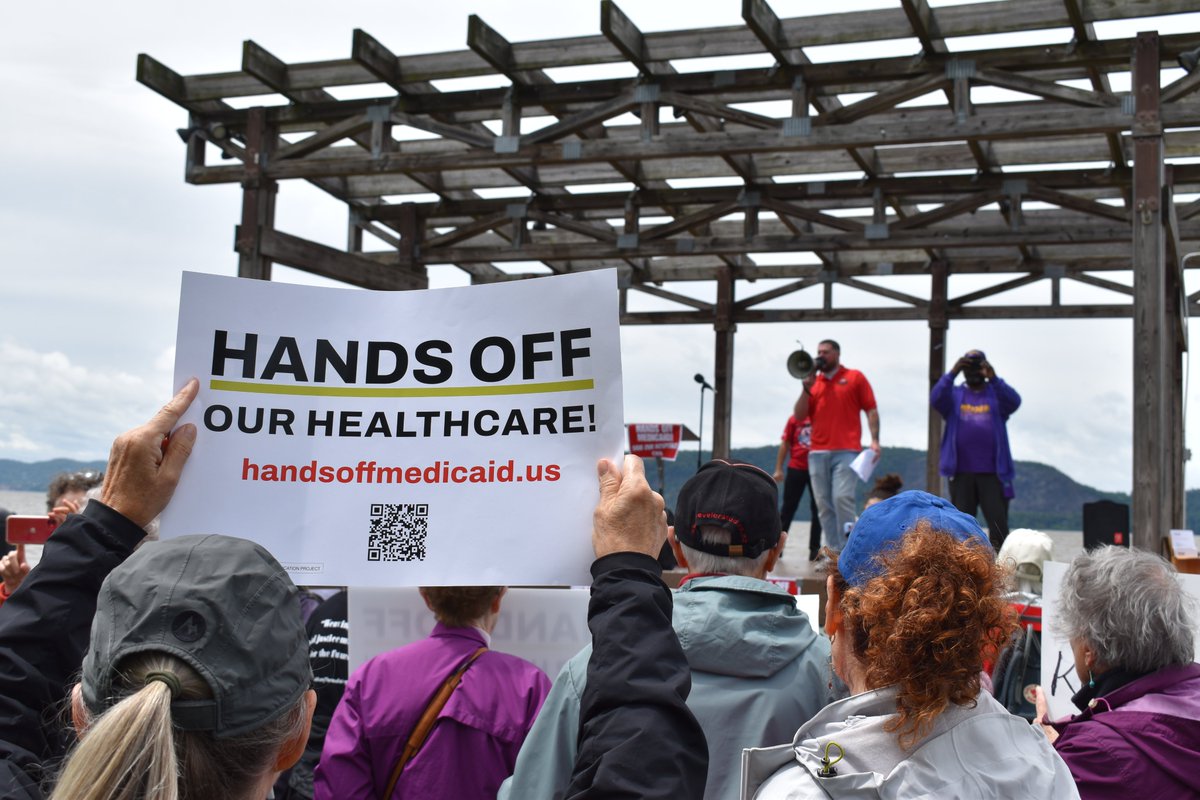 ESVoices's tweet image. Today, Empire State Voices joined our friends at @CWADistrict1, @westputwfp, @ccohope, and @MaketheRoadNY for a rally in Ossining, NY.
Mike Lawler just voted to cut Medicare, Medicaid, and SNAP—all in order to fund tax breaks for the rich!
The people of NY-17 say HELL NO!