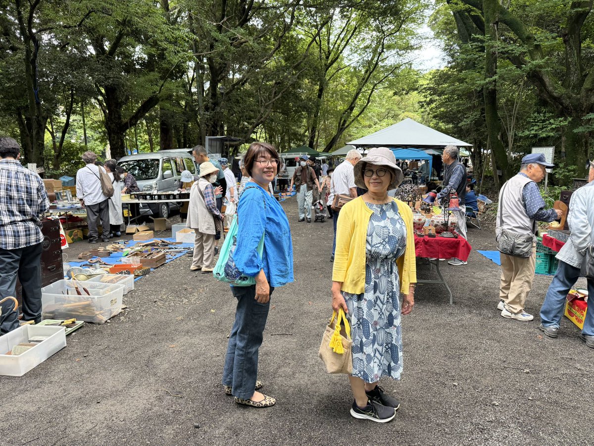 softypapa's tweet photo. It’s another #JapanFleaMarket day here in #Shizuoka. What #Treasures will we discover today? Keep an eye out for new additions coming soon to the YouTube softypapa #AntiqueStore! 🎎🧭🍵
#JapanAntiqueRoadshow #InakaLife #JapaneseAntiques #WeekendWanderings #RetiringInJapan 🇯🇵 https://t.co/4FmduWquoq