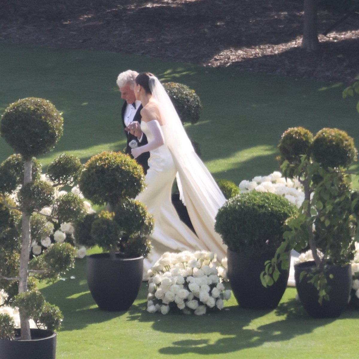 SteinfeldSource's tweet image. HAILEE STEINFELD AT HER WEDDING!