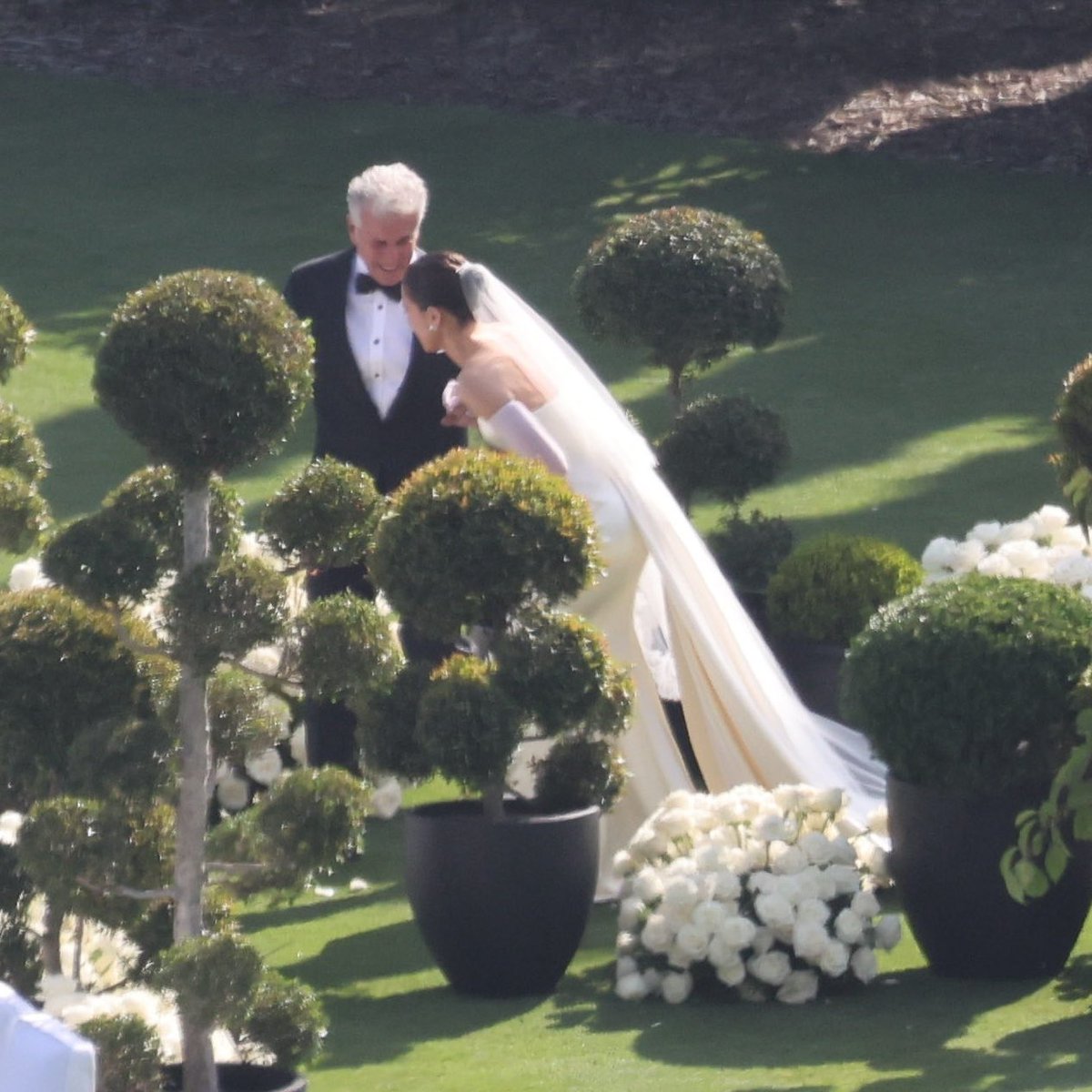 SteinfeldSource's tweet image. HAILEE STEINFELD AT HER WEDDING!