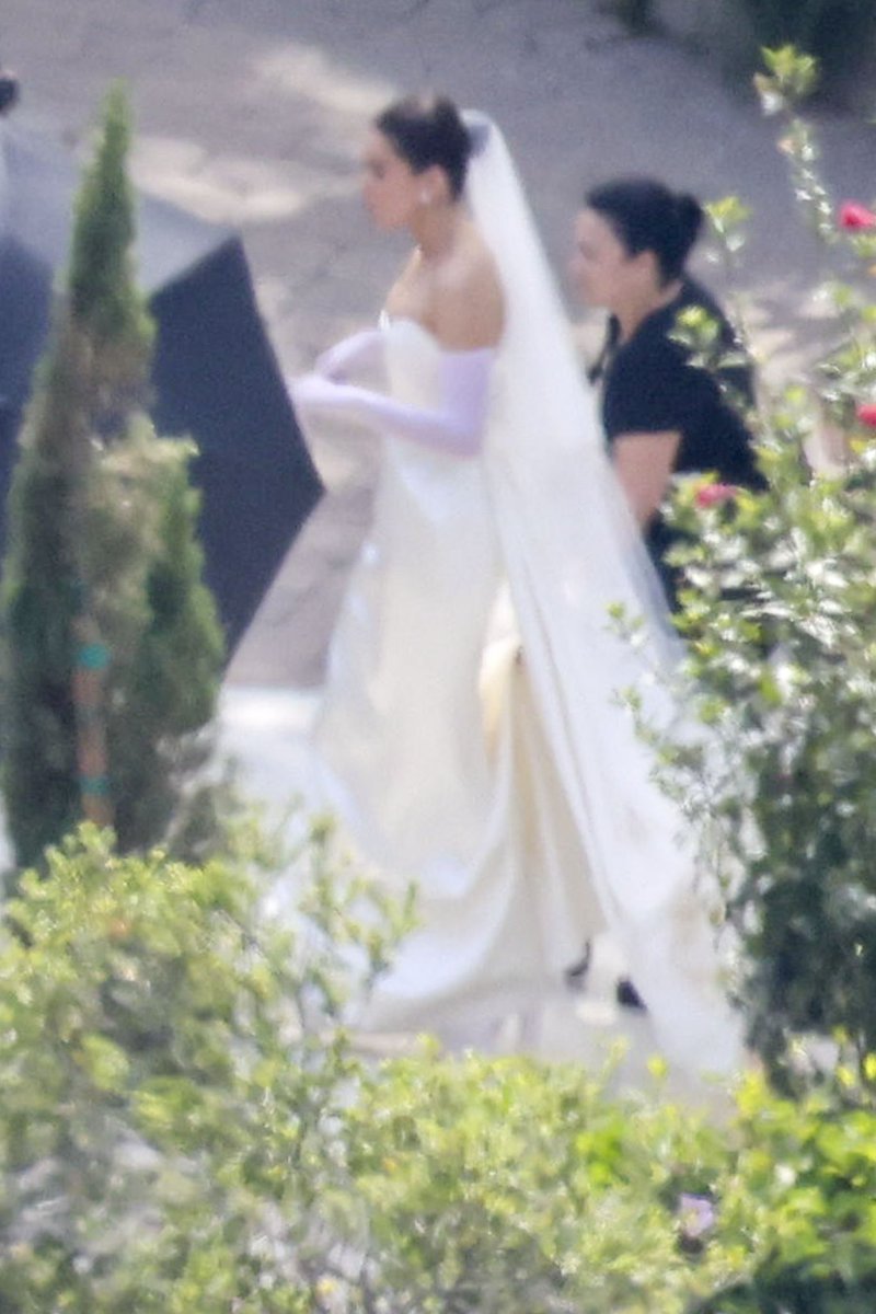 SteinfeldSource's tweet image. HAILEE STEINFELD AT HER WEDDING!