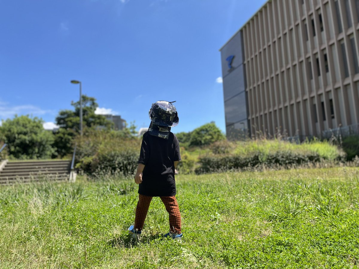 bugibambi's tweet photo. 今日は晴れたから虫網持って虫取りへ。
帽子の感じと長靴がウエスタンブーツみたいで全盛期のあややみたいで可愛い。
帽子は途中で嫌になり結局パパのとこにくるよね。
#日曜日 #虫取り少年 #松浦亜弥 #虫はゲット出来なかったけど十分楽しめた #パパは少しホッとした #蚊がたくさん #息子の帽子を被る https://t.co/n8eCw3Wrl7