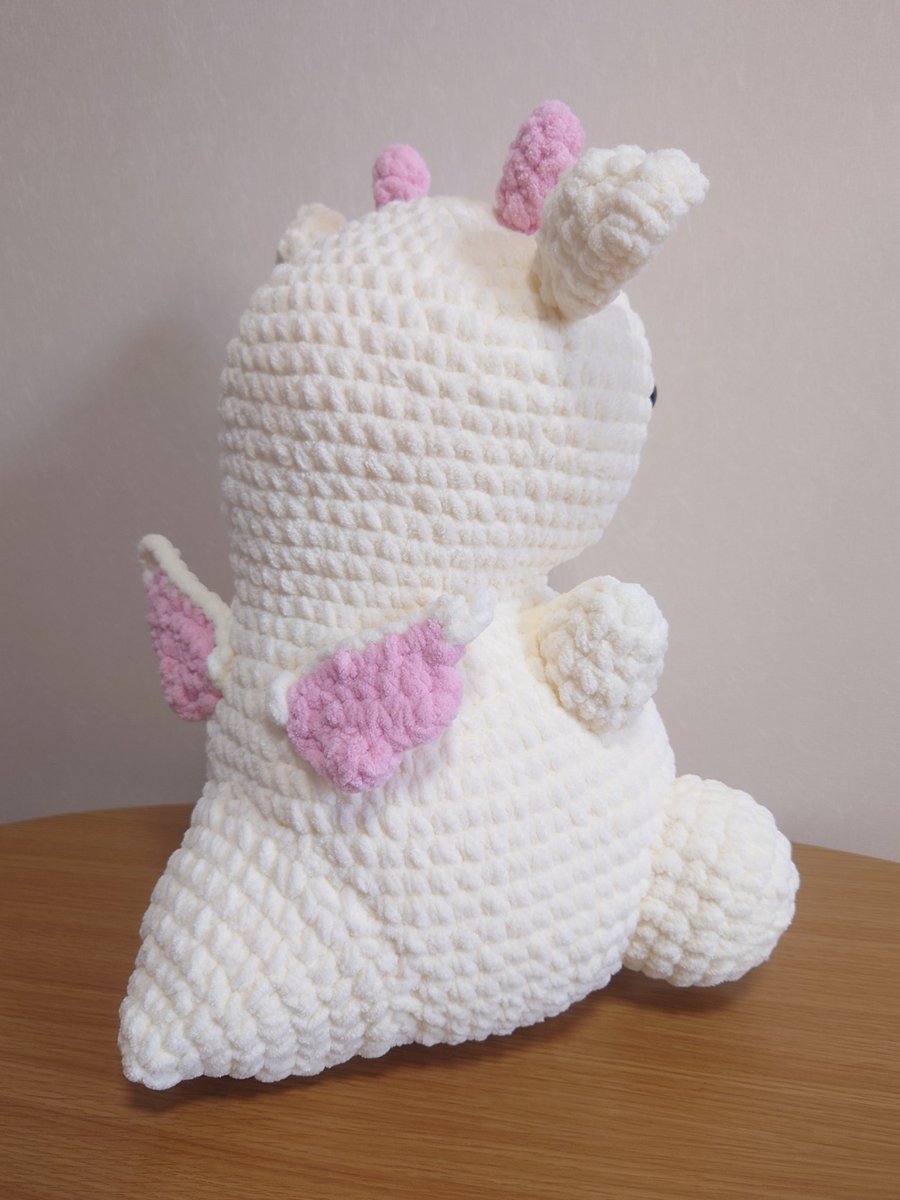 roa_handmade_'s tweet photo. ベビードラゴン編みぐるみ

使用毛糸
ダイソー　ブランケットヤーン
　　　　　アイボリー　9玉
ダイソー　ブランケットヤーン
　　　　　ピンク　1玉
かぎ針10号
差し目18mm https://t.co/6wqUjWbxN9