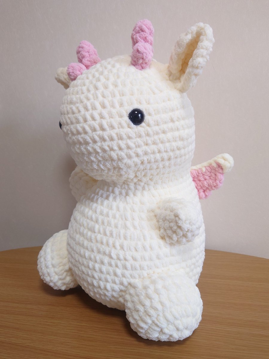 roa_handmade_'s tweet photo. ベビードラゴン編みぐるみ

使用毛糸
ダイソー　ブランケットヤーン
　　　　　アイボリー　9玉
ダイソー　ブランケットヤーン
　　　　　ピンク　1玉
かぎ針10号
差し目18mm https://t.co/6wqUjWbxN9