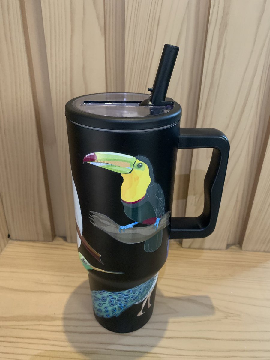 _Pogbaa's tweet photo. 🦜 Copo/Garrafa Térmica com Estampa Tropical – 1 Litro

Produto novo e super estiloso! Ideal para manter sua bebida gelada ou quente por horas com muito estilo. https://t.co/VwarlYDxs8