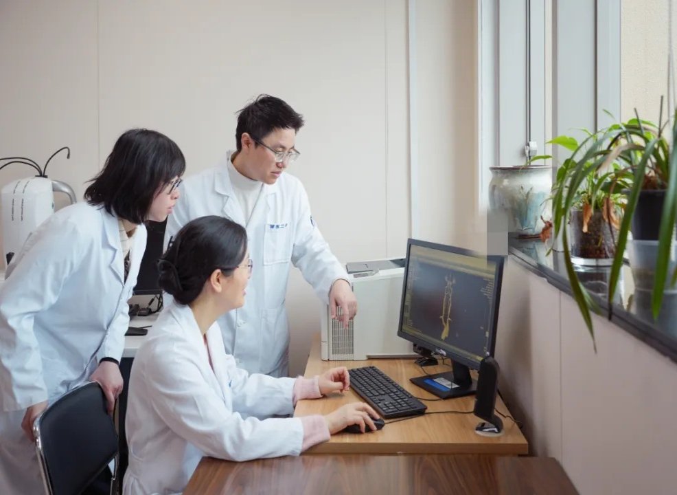 ⏱️ Missed the “golden window” for stroke treatment? A breakthrough by #ZJU researchers offers renewed hope. Prof. LOU Min’s team has developed a new protocol for posterior circulation strokes, raising recovery rates by a remarkable 53%. <a href="/NEJM/">NEJM</a>
zju.edu.cn/english/2025/0…

#ZJUresearch