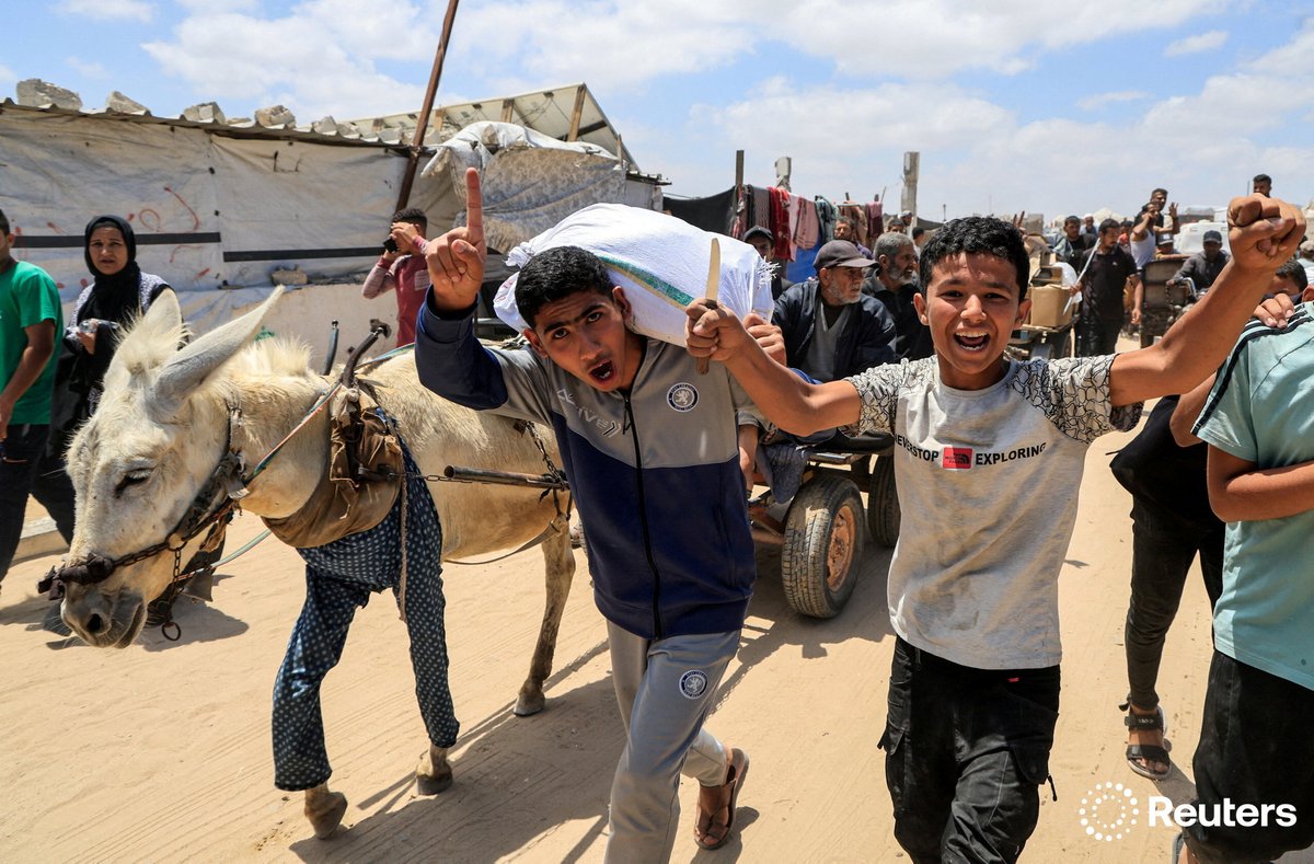 Palestinians carry aid supplies they received from the U.S.-backed Gaza Humanitarian Foundation, in Khan Younis, in the southern Gaza Strip. More photos of the week: reut.rs/3HjZbR5 📷 Hatem Khaled