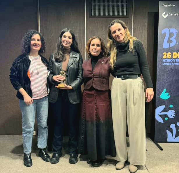 Tuve el honor de entregar el Premio Bartolomé Hidalgo categoría Divulgación, en la Feria Infantil y Juvenil de la Cámara Uruguaya del Libro, a «197 historias ilustradas» de Kiara Lucas. Un libro necesario, sensible y luminoso. Cada historia rescata la vida —no solo la ausencia—