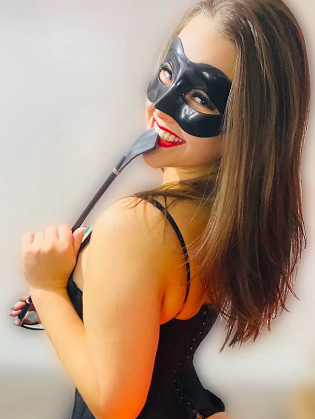 Heloisa_Hotwife's tweet photo. Prazer Heloísa , sou Casada Hotwife , eu e meu marido Luan, somos um Casal do Meio Liberal que já realizamos muitas aventuras e fantasias, com outros casais. , Solteiros Solteiras.
E agora decidimos Gravar e mostrar tudo isso pra vcs , através das minhas Plataformas e Redes Socias ♠️🤘🏻💍

Link🔞
👇
 https://t.co/vTYIJcm0Bv

Meu Instagram Oficial
👇
https://t.co/seksJI0jRf

No Vip vc irá encontrar.
Vídeos de:

Cuckold (Fetiche de ser corno)
Ménage Masculino e Feminino com Singles e com Assinantes.

Troca de casais 

Muito Anal , gozada na boca e alguns vídeos de humilhação Cuckold.

Te espero lá ❤️♠️🤘