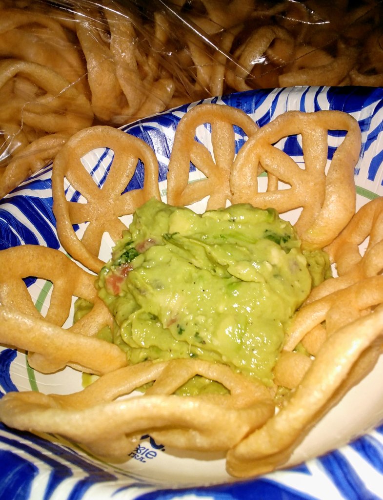 ReaderGalore's tweet photo. #Tapas For One.
Keepin #dinner simple becuz I'm still drinkin soda 🙄 gotta balance da calorie situation. 
#Duros #Guacamole
@HEB 🛒💟🛒
#TeamCalorieBudget https://t.co/gCKBkYZRE2