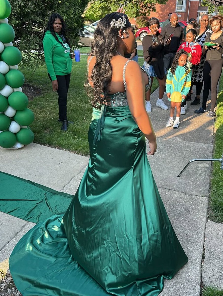 ForeverFlyMike's tweet image. Wish I could’ve gotten some pics. I had to steal everyone else’s lol #Prom2025