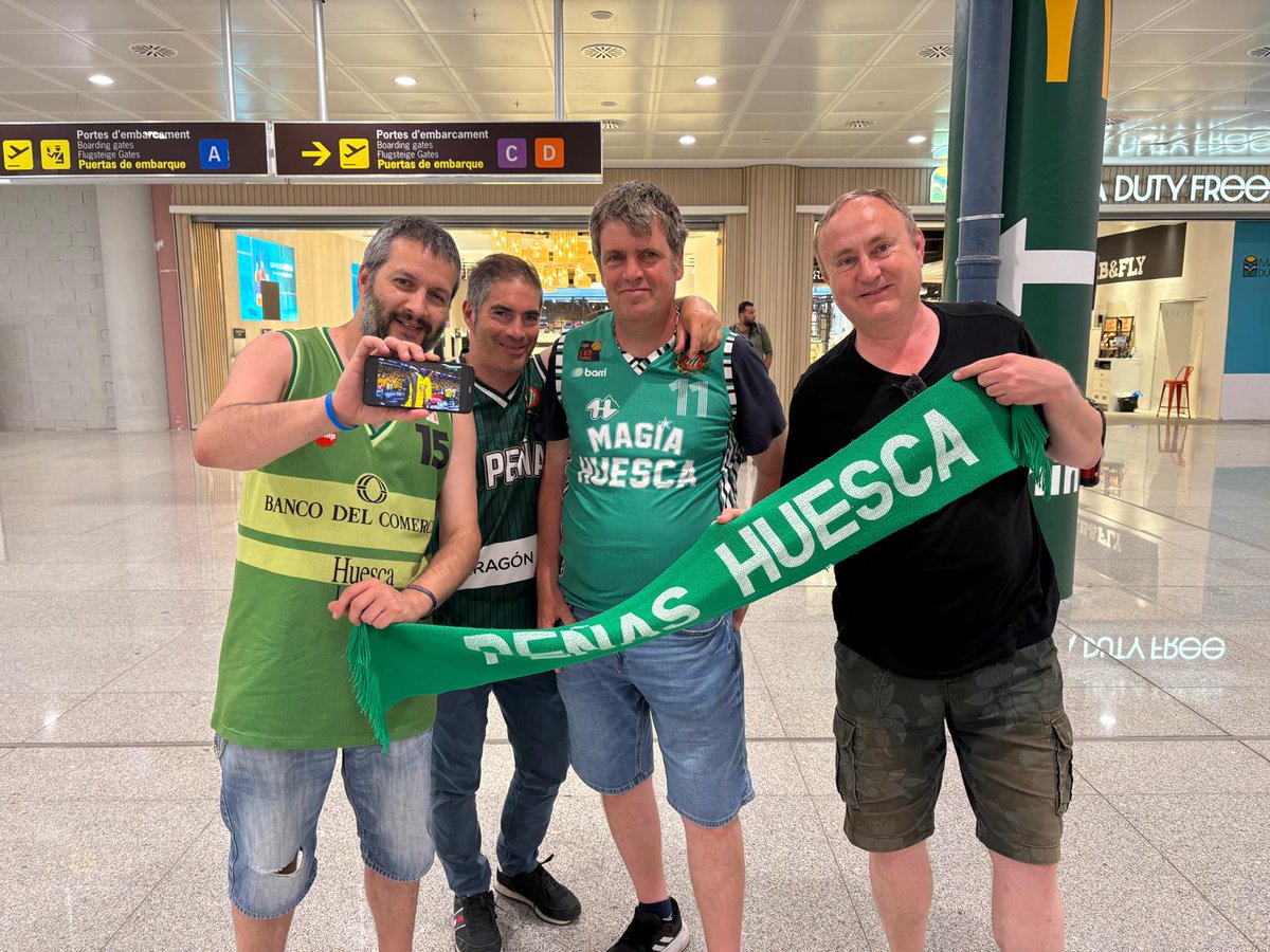 albertohsc's tweet photo. #dormiresdecobardes #NBAPlayoffs 
Desde el aeropuerto de Palma de Mallorca animando a NY https://t.co/kPPQoXUW4f