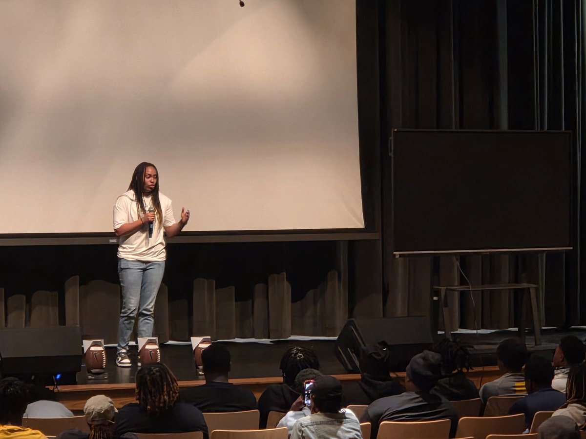 Rockette_Rogers's tweet image. Great Student-Athlete Workshop hosted by Page Foundation on today: academics, graduation requirements, awards, and etc..
@Carver_FB
