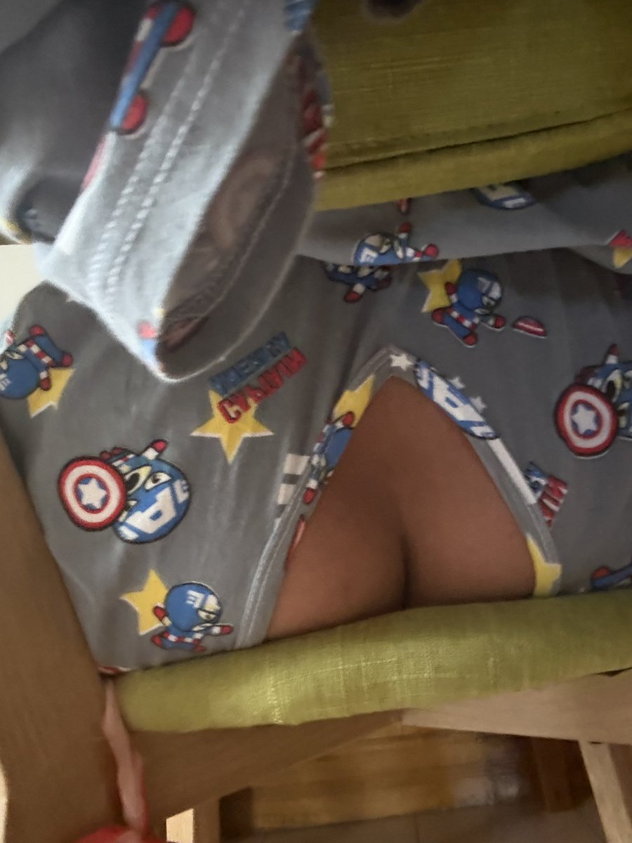 Han9245's tweet photo. 第一次穿开裆裤拿外卖好激动，外��员应该是看见了。拿完直接坐着吃了。 https://t.co/pwj6KtlbqS