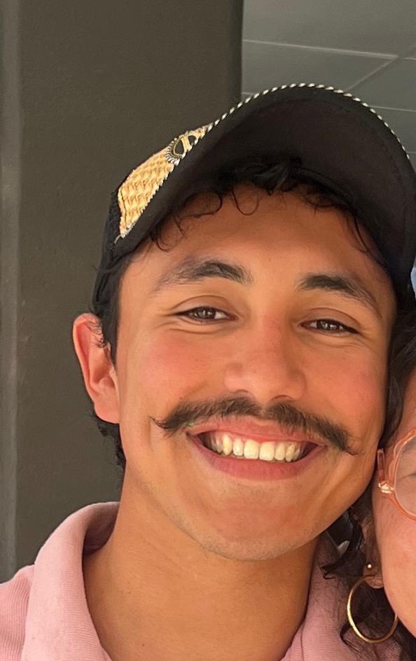 SimonLevyMx's tweet photo. 🇲🇽🆘 | ACTUALIZACIÓN IMPORTANTE SOBRE DIEGO DORANTES

Acabo de hablar con la familia de Diego Dorantes Sánchez, un joven mexicano de 23 años, estudiante de antropología en la Universidad de Oklahoma, que se encuentra desaparecido desde el viernes 30 de mayo en la isla Verde, Taiwán, tras haber ingresado al mar junto a tres amigos mientras practicaban snorkel.

Tuve la oportunidad de conversar desde Beijing hace unos momentos con su hermano, Kike Dorantes, y quiero compartir que ya hemos activado todas las rutas posibles para apoyar en su localización con la policía de Taiwán.

También he puesto el caso de Diego en conocimiento directo del Ministerio de Relaciones Exteriores del Gobierno de la República Popular China 🇨🇳 @mofa_china , así como de medios oficiales como el Renmin Ribao (人民日报), el principal diario del Estado chino .

Agradezco profundamente a todas las autoridades taiwanesas @MOFA_Taiwan , a los rescatistas, voluntarios y comunidad internacional que están colaborando.

También ya tiene conocimiento la @EmbaMexChn .

Con autorización de Kike comparto la imagen de Diego.