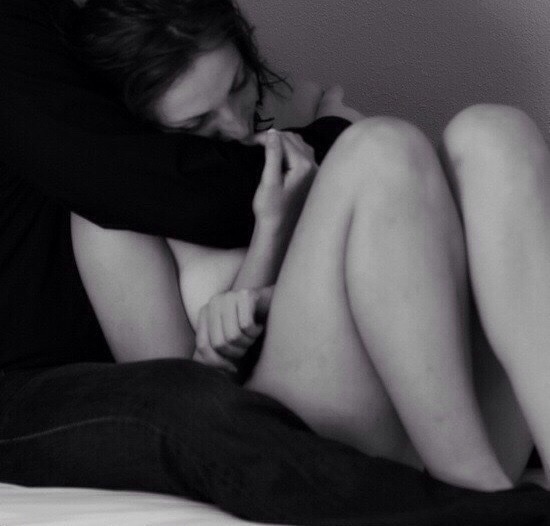 No la tomé para hacerle daño. 
La tomé porque se estaba desperdiciando en un mundo que no la merecía. 
Ahora es mía. 
Y nunca la dejaré ir.