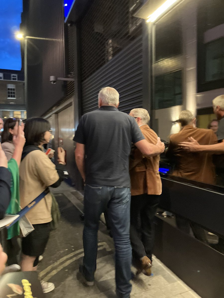 28日のSD。なぜか動画にしておらず写真です。この日はマーティンのお友達っぽい男性お二人が入って行ってマネ氏が先に青リンゴバッグを車に運び入れたのでSDはないなと思いました。マーティンはレイチェル氏とお友達とご一緒に出ていらっしゃいました。これからご飯に行くのでしょう。お疲れ様でした。