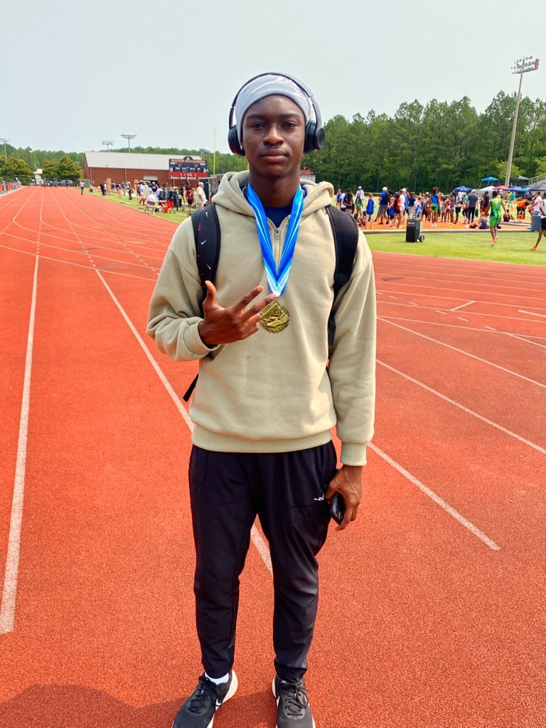 DarylThomasJr__'s tweet photo. First Aau track meet. Got first in the 400mh @HewittAthletics https://t.co/UVSy7Jk573