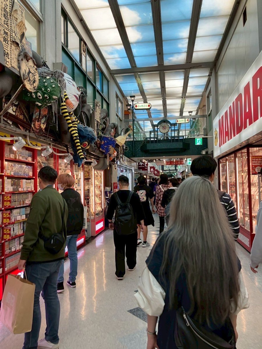 【巡検報告】 阿佐ヶ谷・高円寺巡検(5/25実施)

阿佐ヶ谷、高円寺、中野駅沿いの〝まち〟の歴史や商店街の種類、サブカルチャー文化などのまちの「個性」がいかにして生まれたのか、なぜその景観が生じたのかについて、自然・人文地理学双方から、特に文化地理学的な観点を用いて解説致しました。