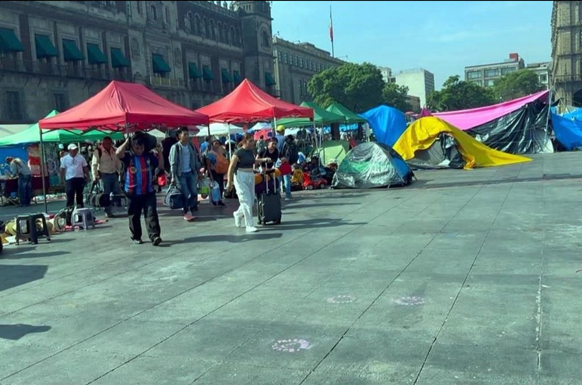 JJDiazMachuca's tweet photo. Solo fueron un distractor y parte del juego de Sheinbaum.
La #CNTE se prostituyó por lacartera ofrecida por @Claudiashein.

La 4T ofrece 800 millones de pesos a la CNTE-Oaxaca; acuerdan levantar el plantón. https://t.co/ic0gHKBg63