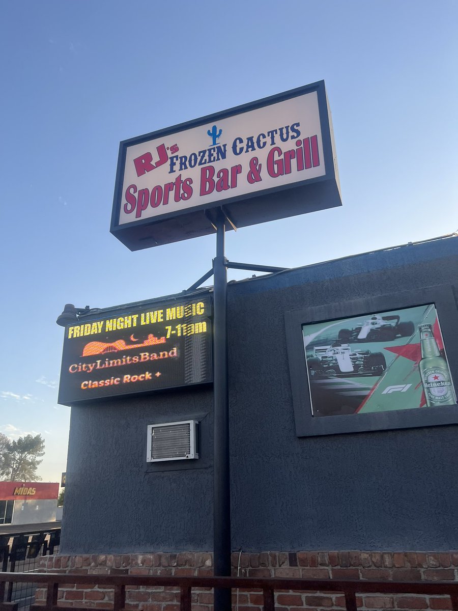 #RealTime Was worried about parking my stretch limo, but lucky there was plenty of space in the very large parking lot <a href="/ironmikeluke/">Michael Luke</a>