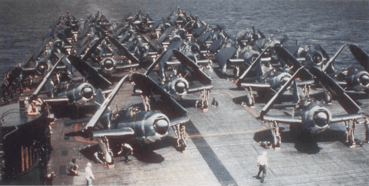 sentandoapua's tweet photo. Bombardeiros Curtiss SB2C-1 Helldiver a bordo do USS Yorktown, 1943
#aviação #militar #historia #WWII #bombardeiro #USNavy #SB2C https://t.co/0N1XGtxgEp