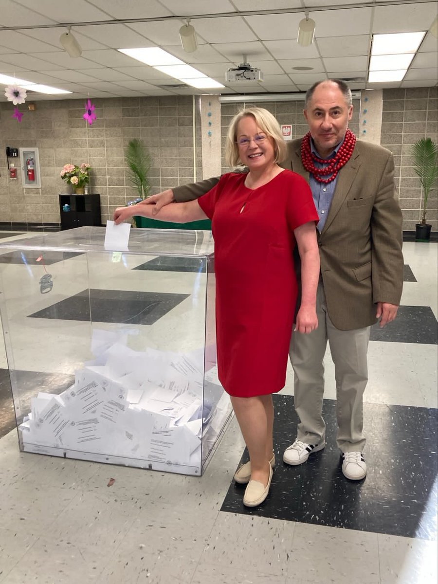 Za moment zamknięte zostaną lokale w Chicago i okolicy. 

"Panie Pawle, pozdrawiamy wraz z mężem z lokalu wyborczego w Mount Prospect, IL" - taką wiadomość właśnie dostałem.