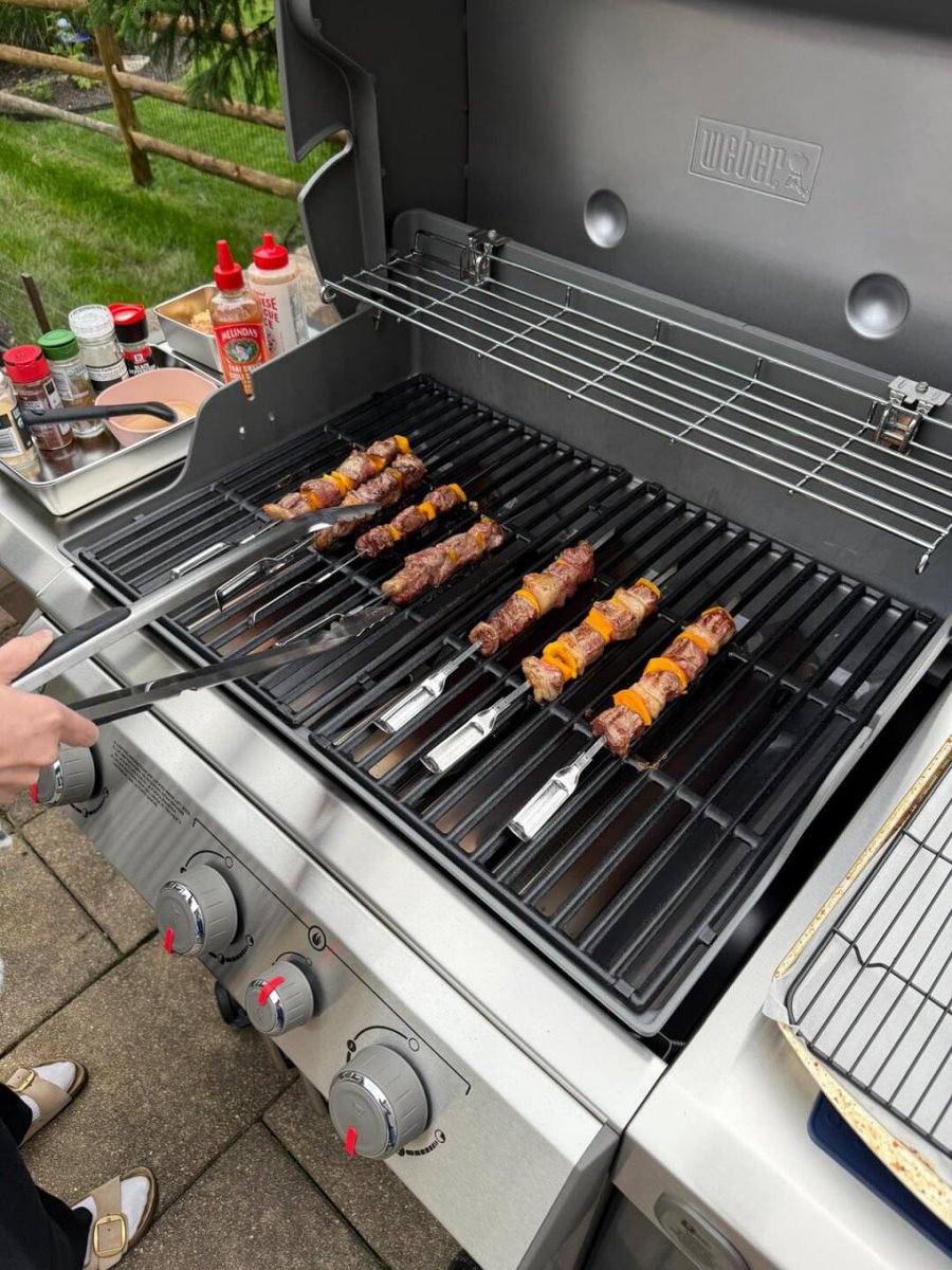 pixie111333's tweet image. Weekend Vibes 🔥🍖BBQ’s on the mood is chill and the weekend feels just right. Sometimes all you need is grilled food good air and a peaceful heart. Let the smoke rise and the stress melt.💨😌 #WeekendVibes #BBQTime #RelaxAndGrill